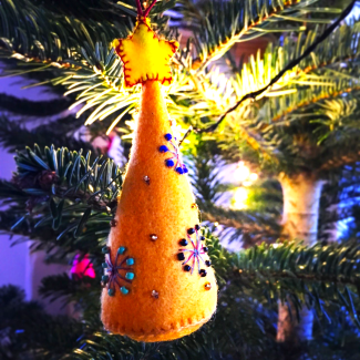 Kegel aus gelbem Filz zum anhängen an den Weihnachtsbaum